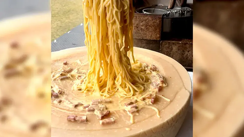 大きなチーズで仕上げる至極のカルボナーラ
