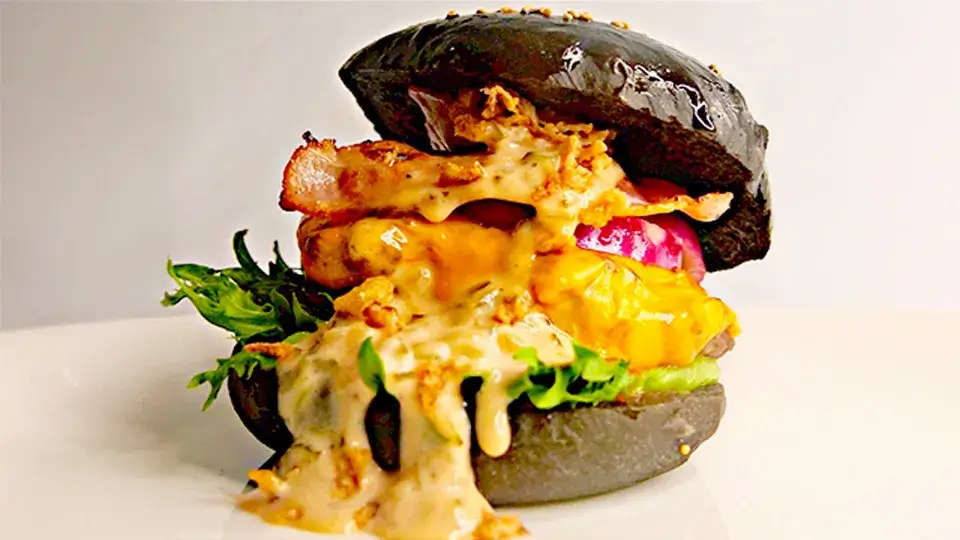 自家製竹炭バンズのハンバーガー